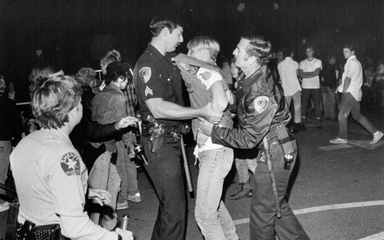 Vets hall riot Dead Kennedys